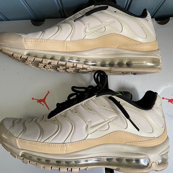 Air Max - Picture 3 of 5